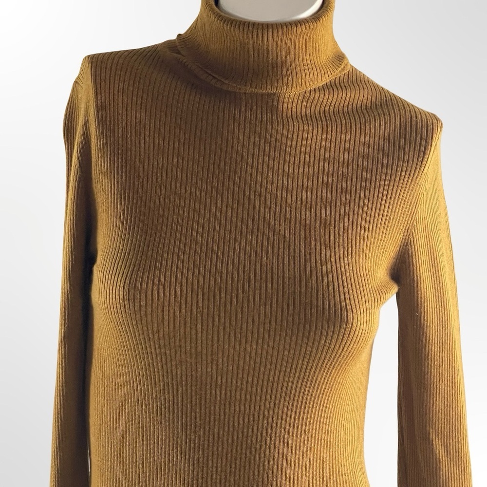 Women's Mustard Turtleneck Sweater in Small size
